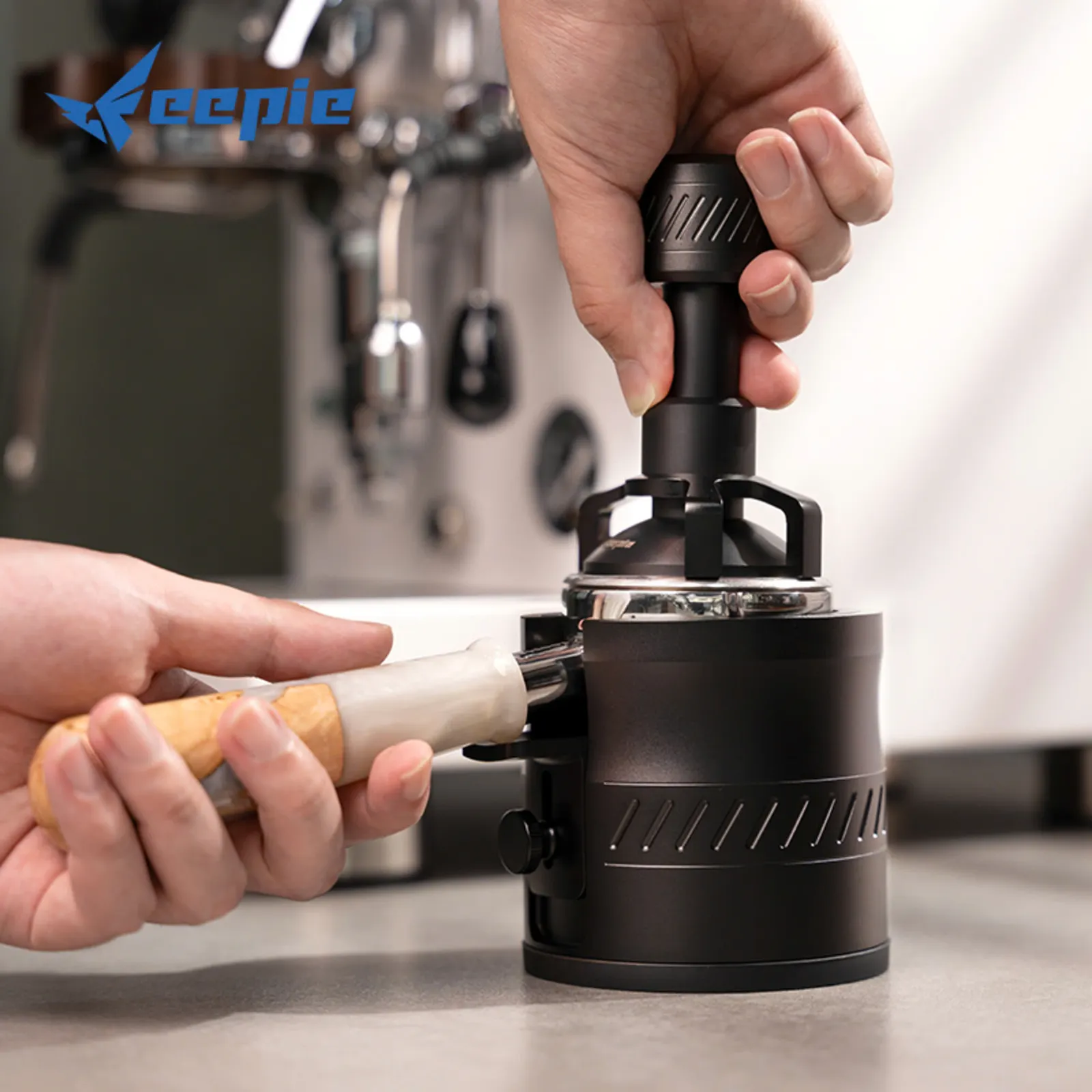 Barista nén bột bằng tamper trên tay cầm cố định trong đế nhôm giá đỡ Feepie