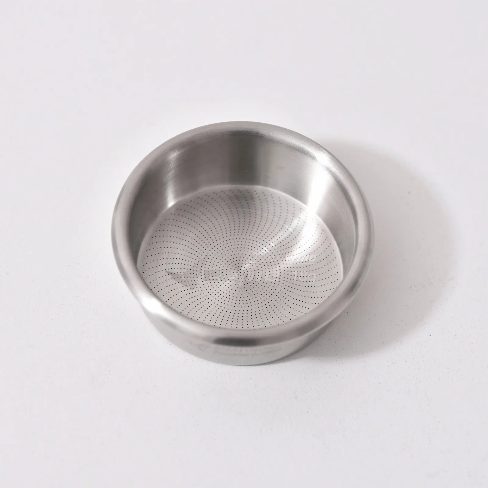 Giỏ lọc GOW Feepie đặt nghiêng, lộ đáy lỗ lọc dày đặc và thành inox 304