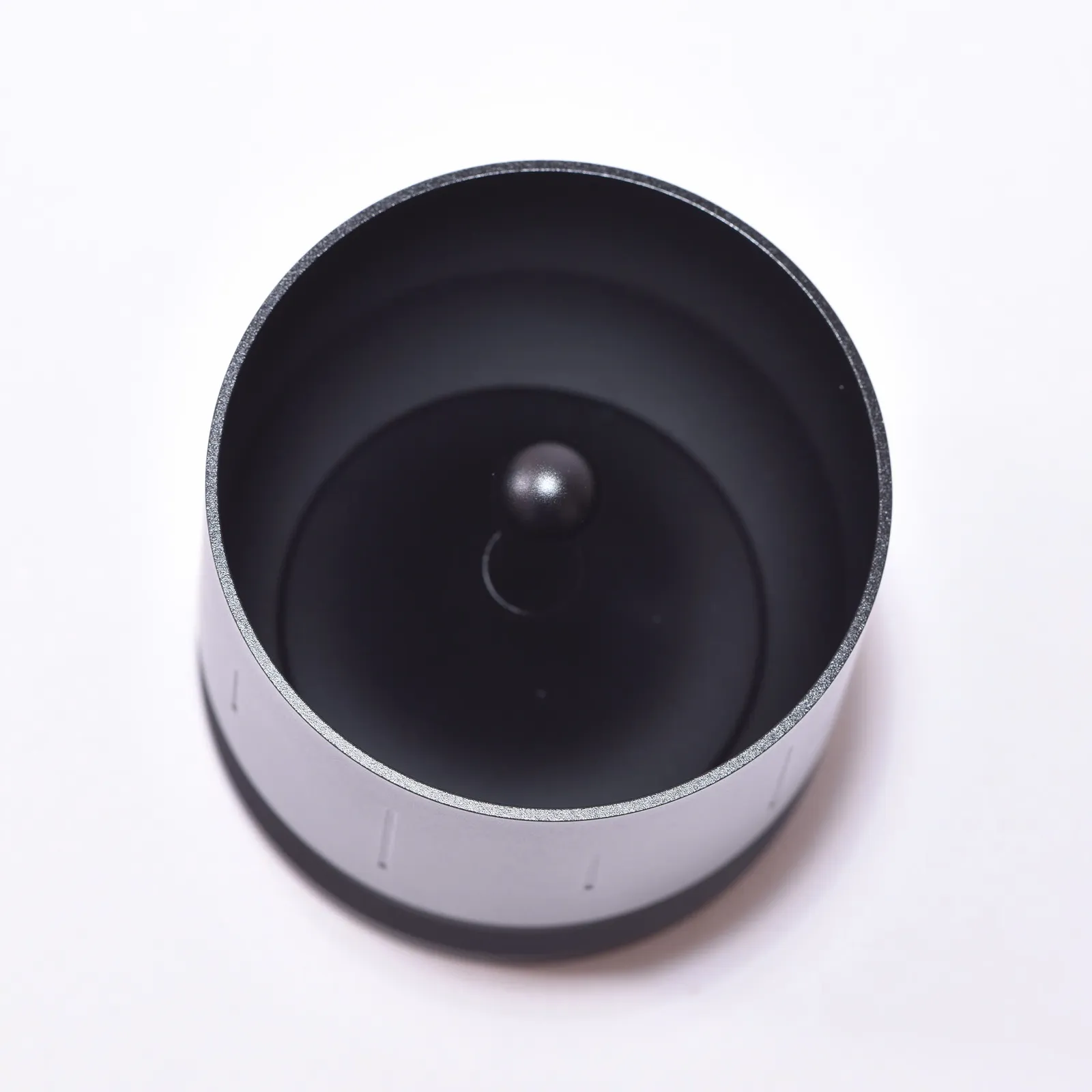 Nhìn từ trên xuống lòng trong dosing cup Feepie Wood Charm với cán kéo đáy lõm hình cung