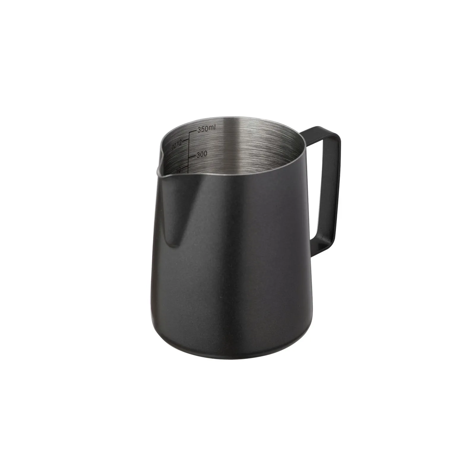 Ca đánh sữa Teflon đen cỡ 600ml chụp nghiêng trên nền sáng