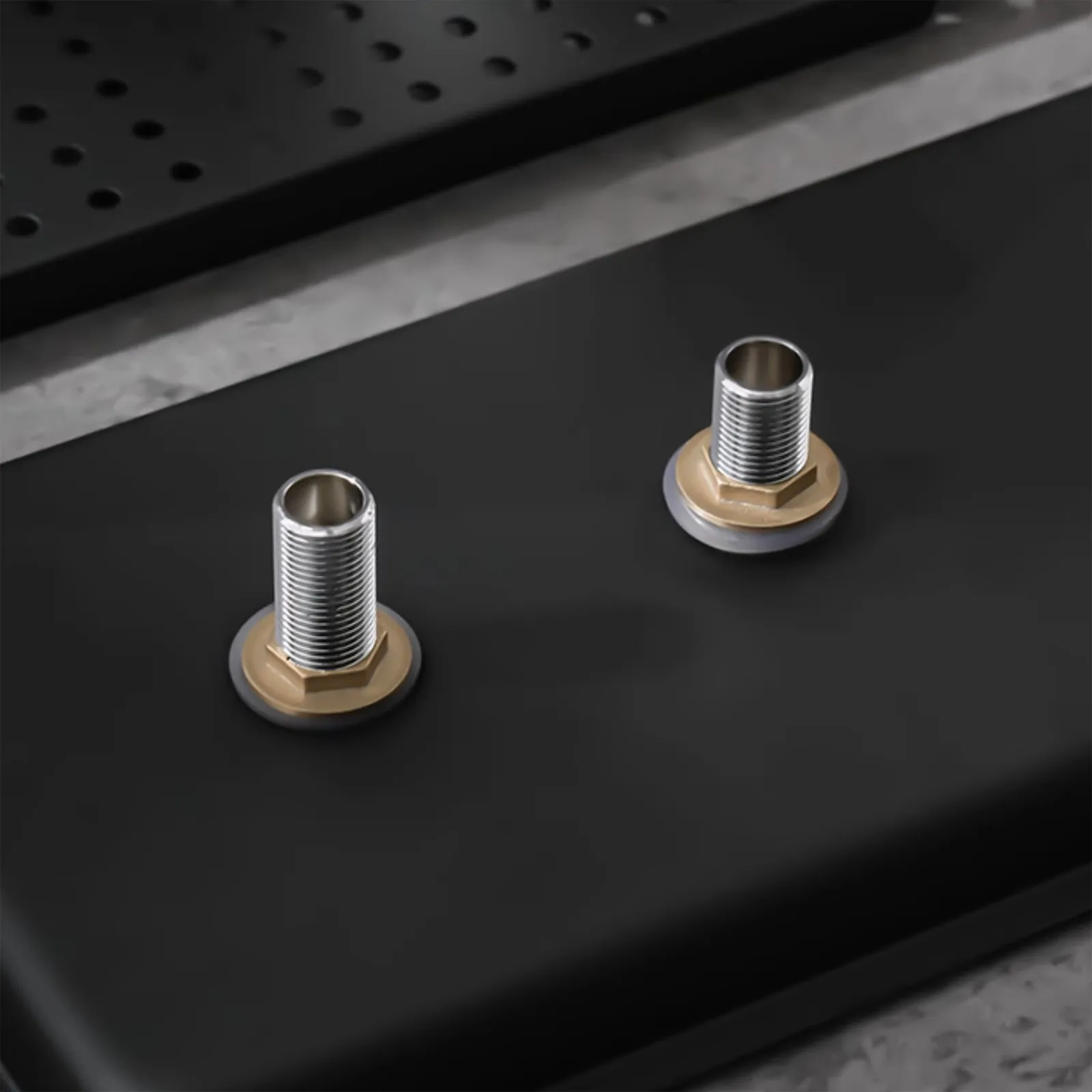 Hai ống ren cấp nước và thoát nước dưới đáy khay rửa ca ly quầy bar âm sàn inox 304 mã B1217