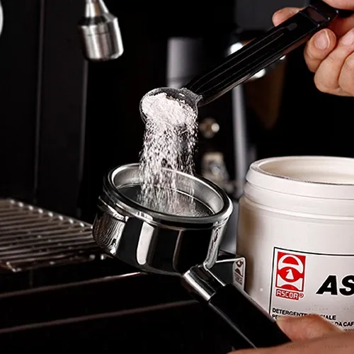 Dùng cọ VCN9046 vệ sinh tay pha espresso cùng dung dịch tẩy chuyên dụng