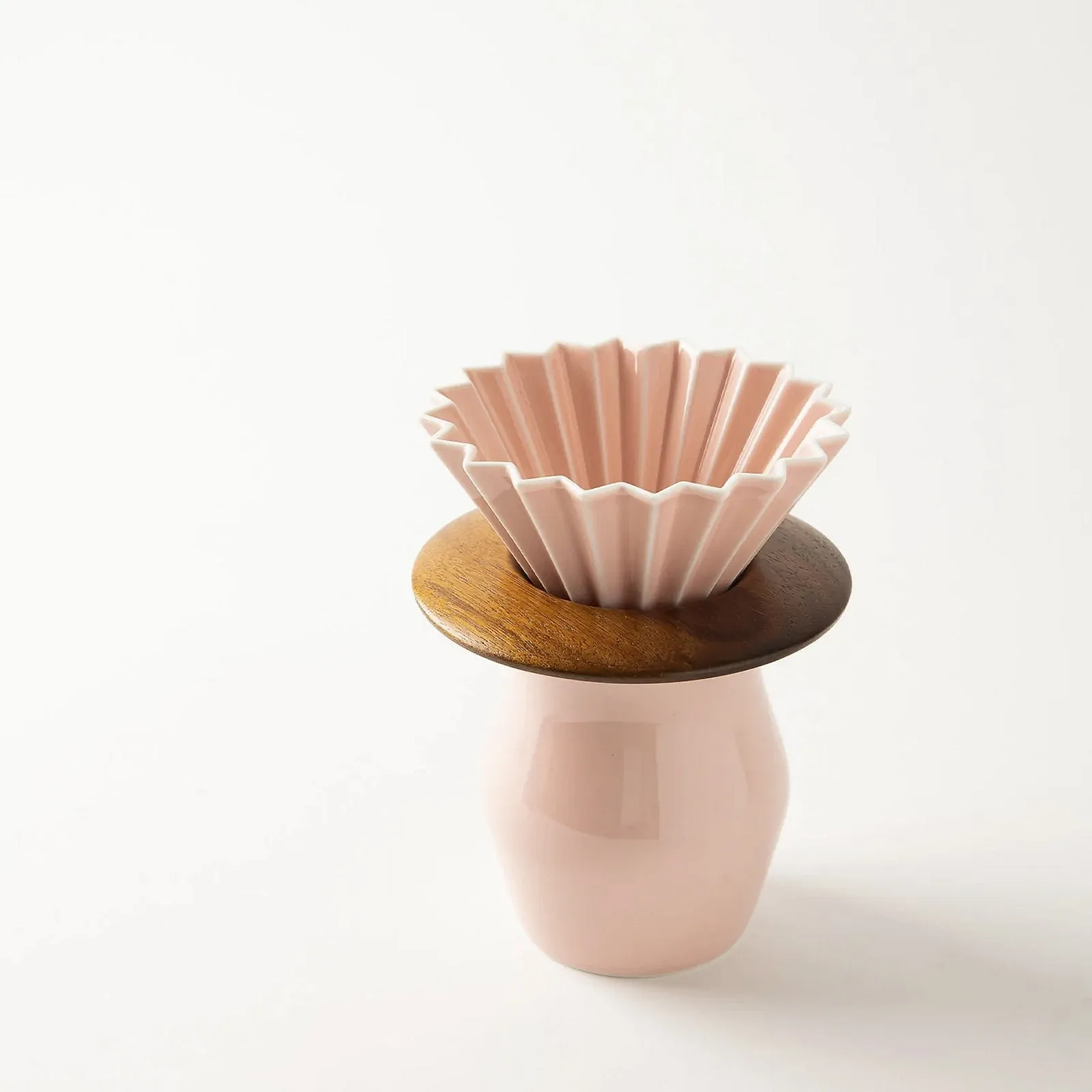 Phễu Origami màu hồng đặt trên ly Sensory Flavor Cup cùng màu