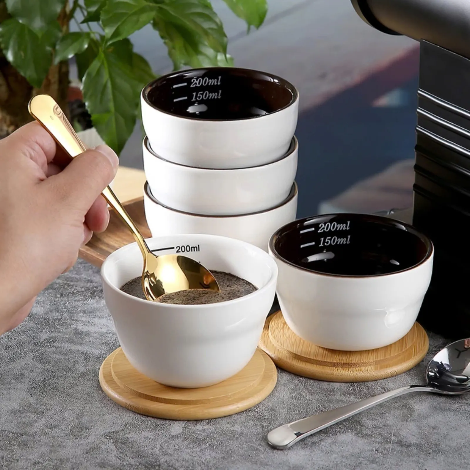 Chén cupping lòng nâu chụp ngang trên nền trắng thấy rõ dáng chén thành thấp
