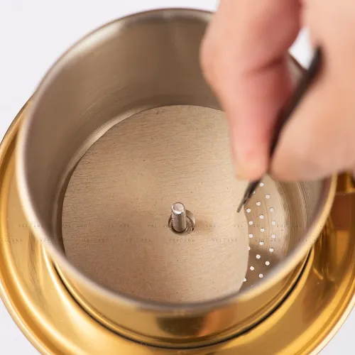 Đặt tờ giấy lọc tròn có lỗ giữa vào lòng phin cà phê inox màu gold