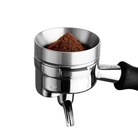 Vòng đong nhôm 58mm đặt trên tay cầm espresso chứa bột cà phê hình chóp