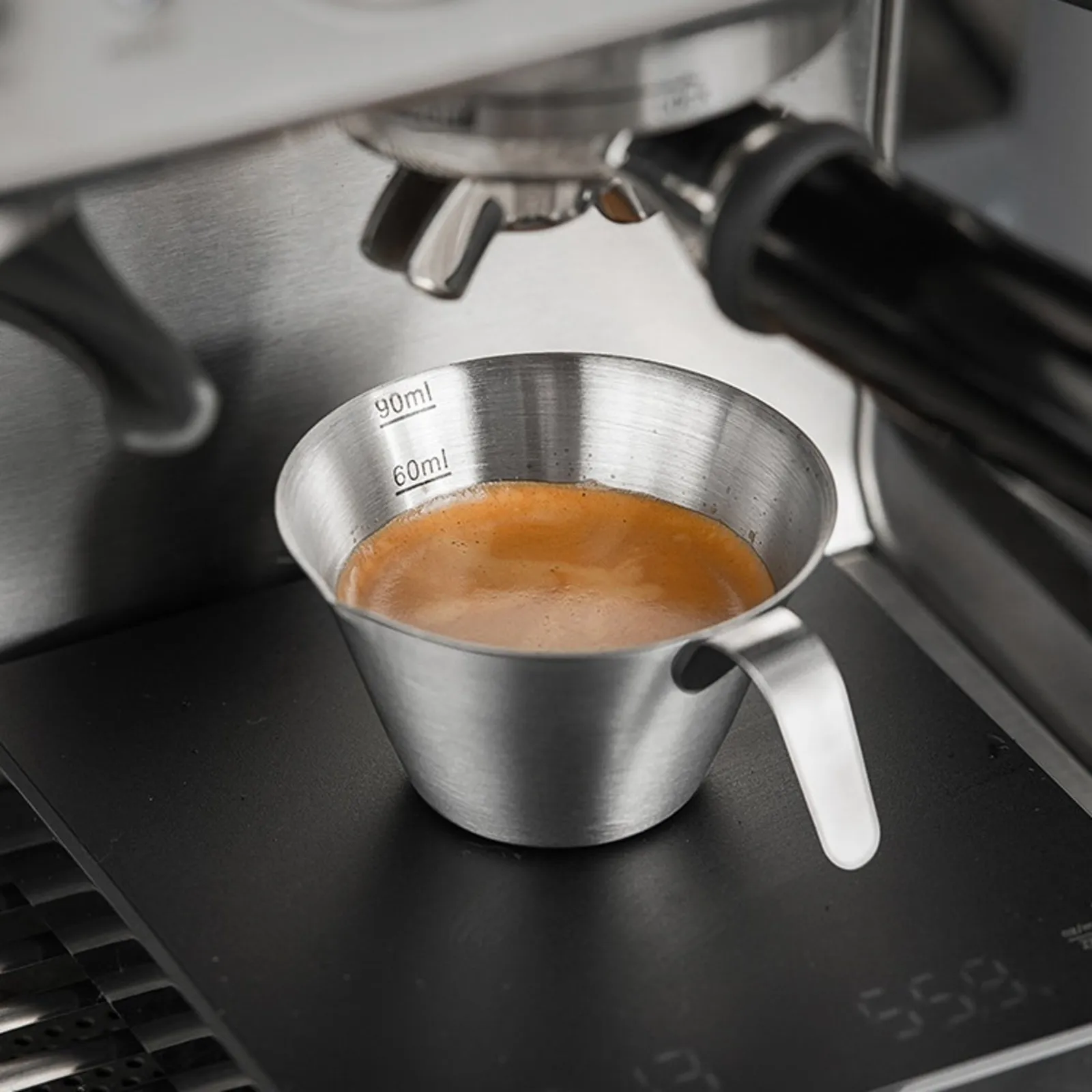 Ly inox đong ml đặt dưới máy pha espresso gia đình