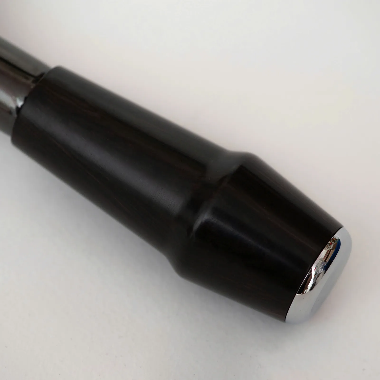 Cán gỗ Giáng Hương sẫm màu với chóp inox của tay cầm Feepie không đáy