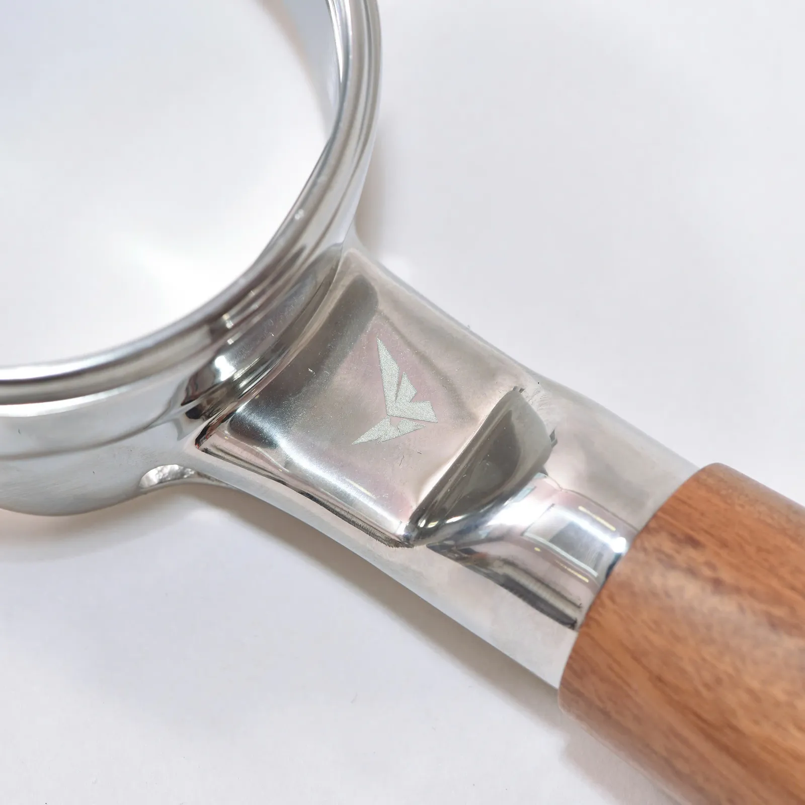 Cận cảnh logo Feepie dập trên vòng inox 304 của tay cầm gỗ không đáy