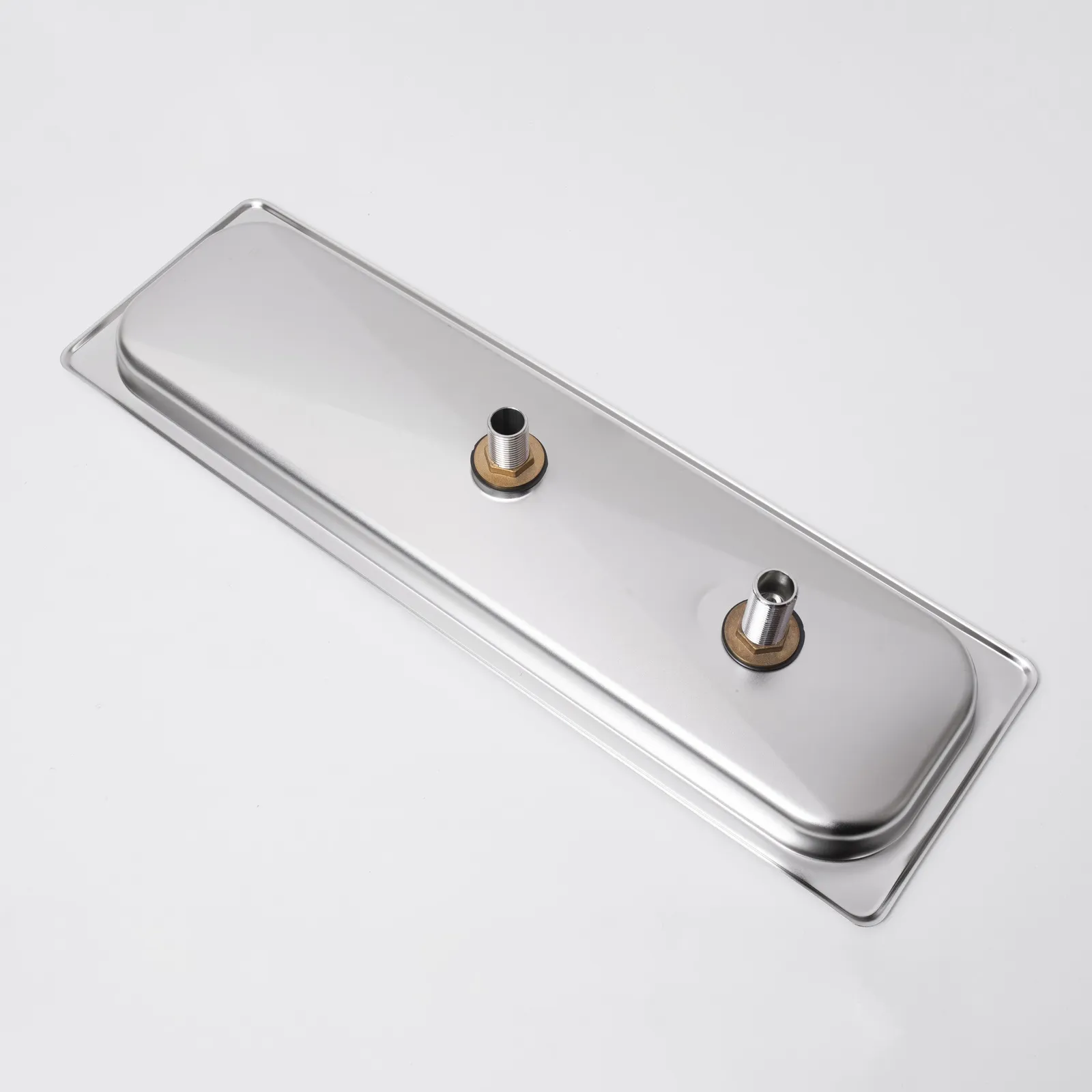 Úp ngược ly lên vòi phun của khay rửa ca ly quầy bar âm sàn inox 304 mã B1310 để tráng