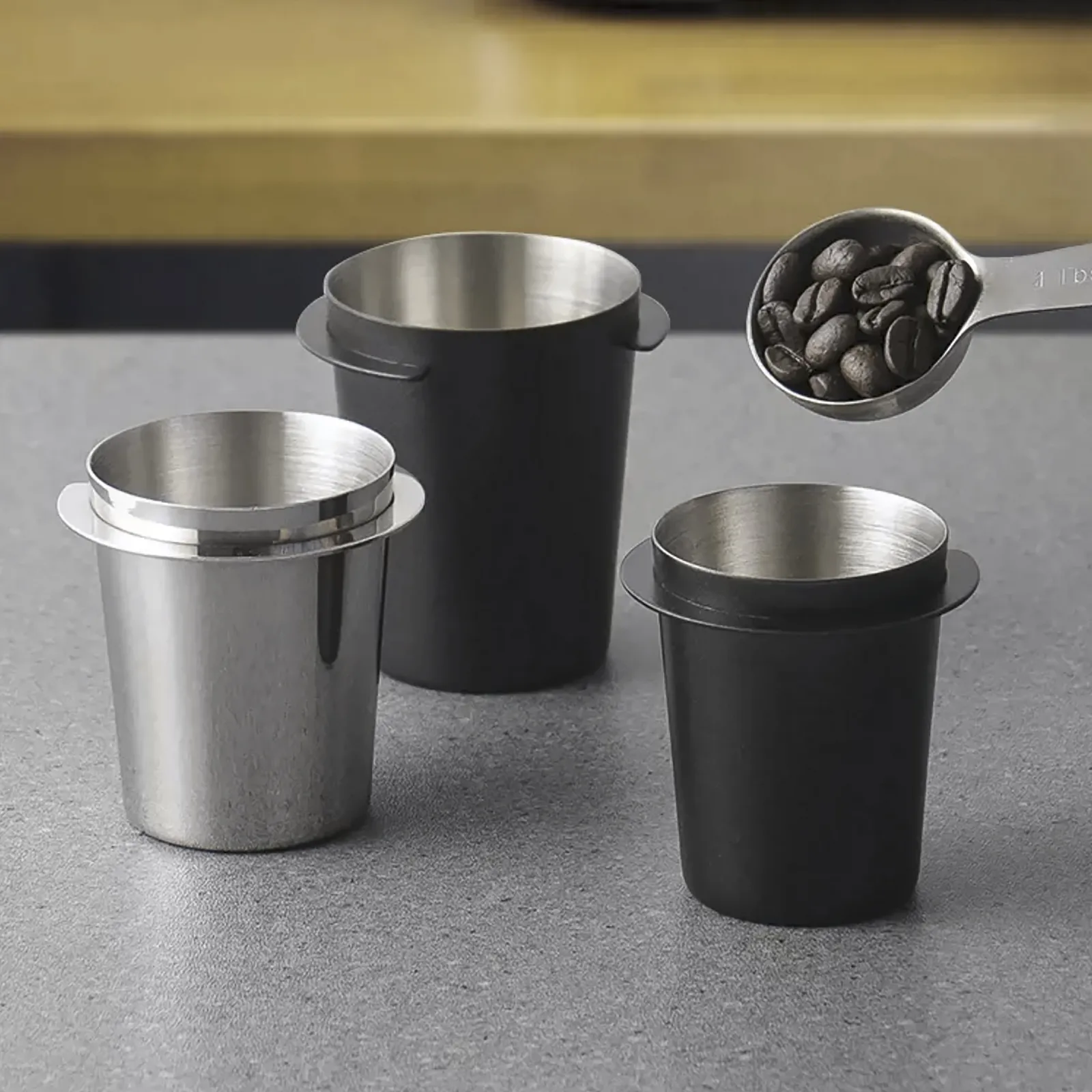 Bốn ly dosing cup inox và đen xếp cùng muỗng đong hạt cà phê