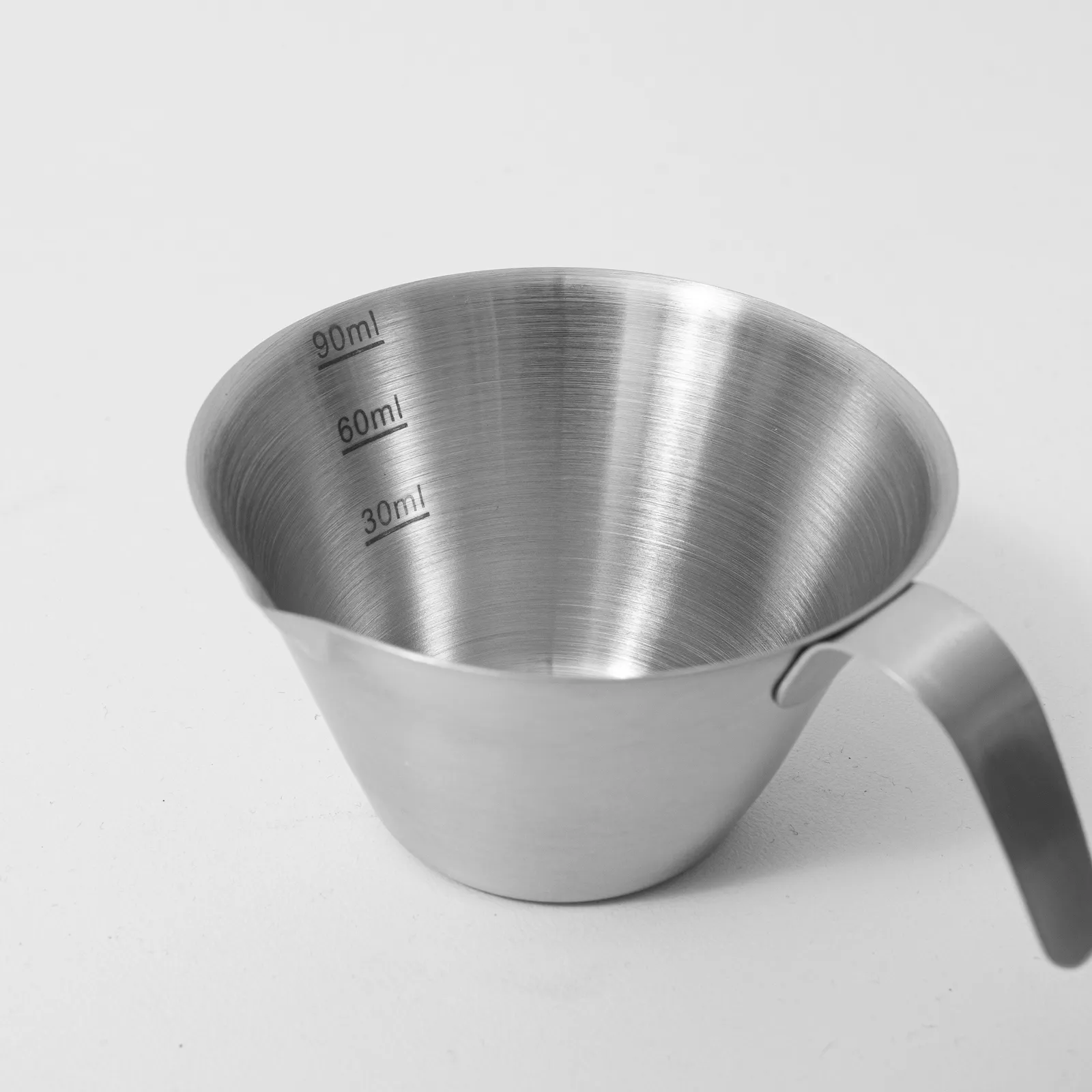 Rót espresso từ ly inox đong ml sang ly thuỷ tinh có đá qua mỏ rót