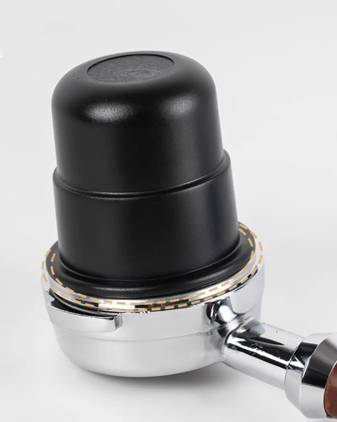 Ly dosing cup hứng bột cà phê xay đặt trên quầy cạnh máy pha espresso
