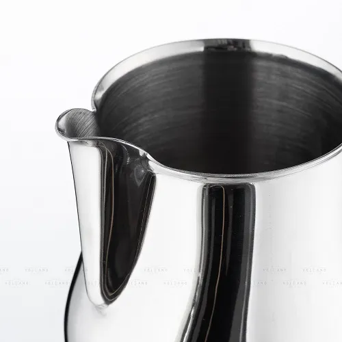 Ca đánh sữa Motta inox 304 màu bạc đặt trên quầy pha chế