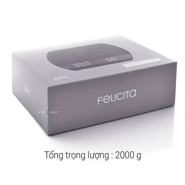 Cân Felicita Arc chụp nghiêng trên nền sáng thấy toàn thân