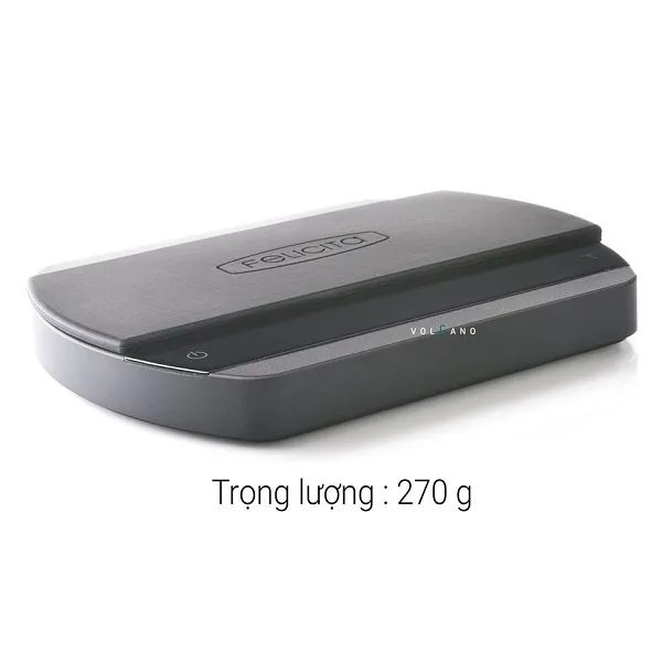 Cân Felicita Arc đặt trên bàn gỗ cạnh bộ dụng cụ pha drip
