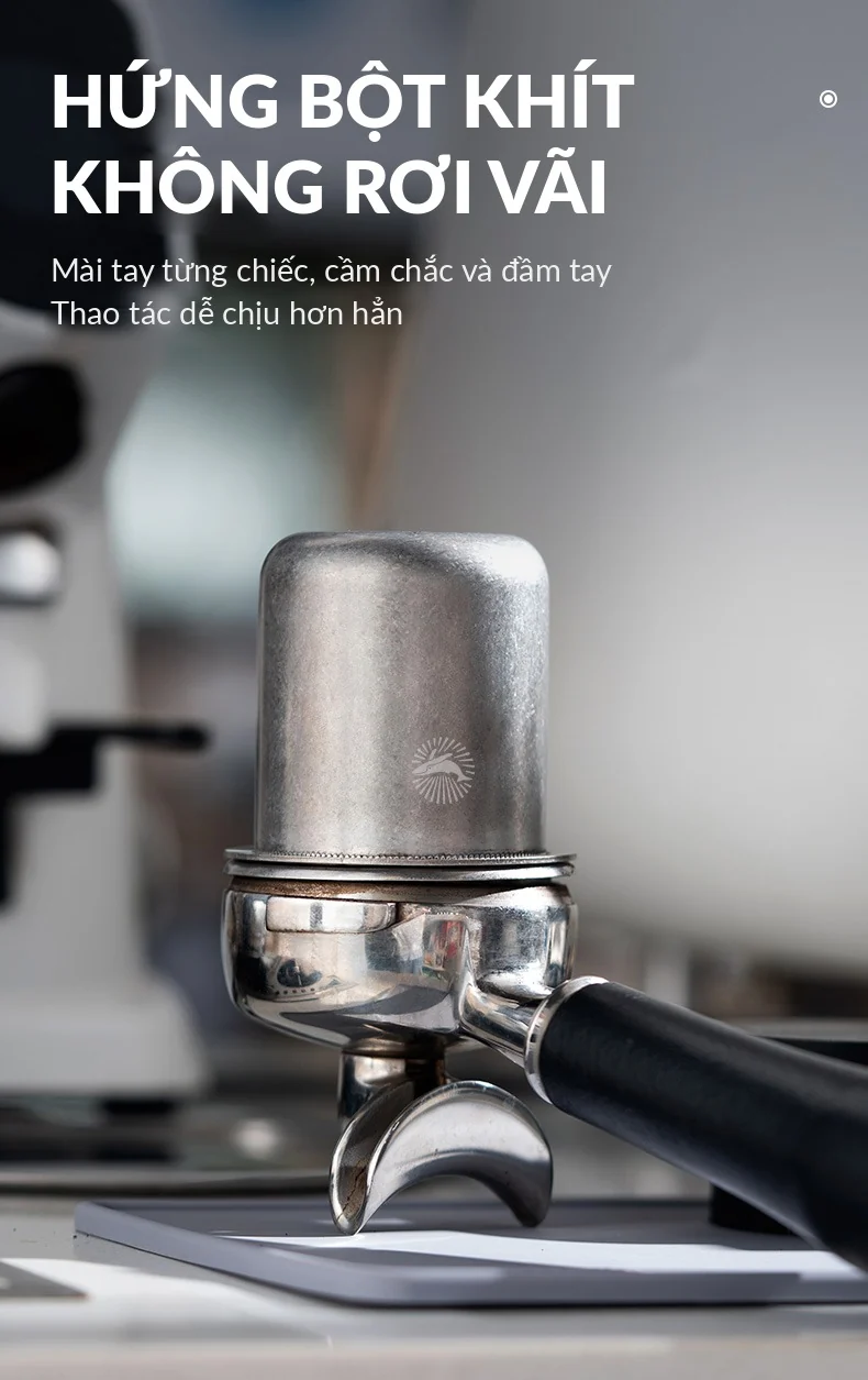 Ly hứng bột úp khít lên tay pha espresso 58 mm, lật ngược là bột dồn hết xuống giỏ lọc