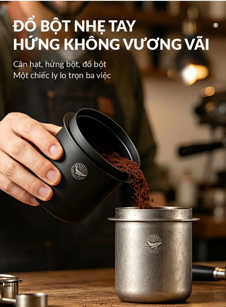 Cân hạt, hứng bột, đổ bột — ly hứng bột CAFE DE KONA thay ba thao tác bằng một
