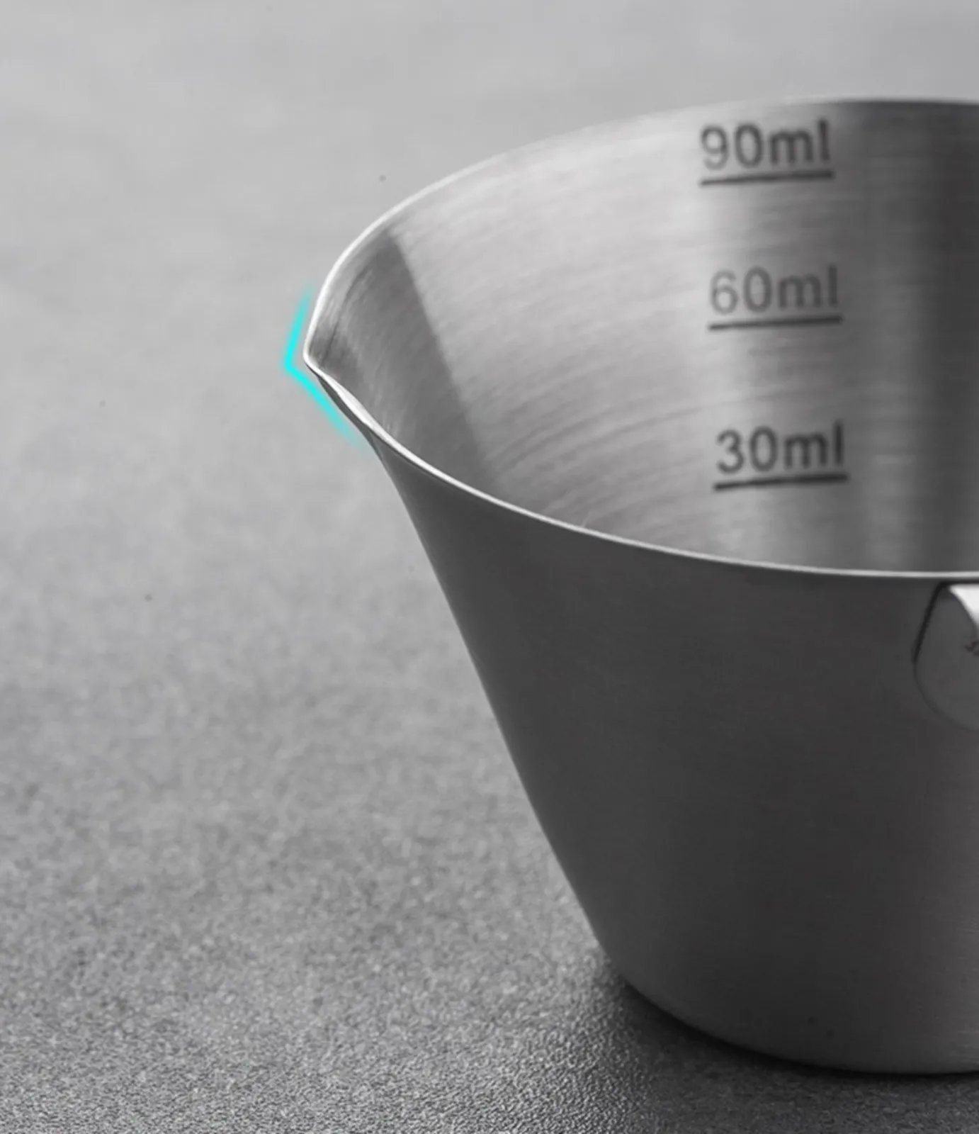 Cận cảnh mỏ rót và vạch chia trên miệng ly inox