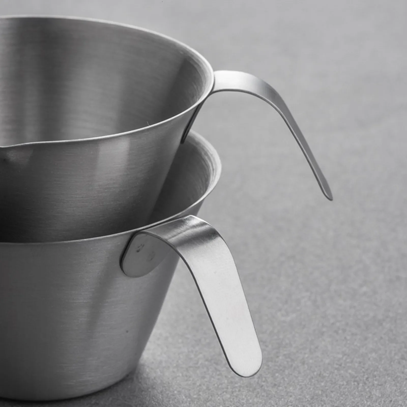 Hai ly inox lồng vào nhau khi cất gọn