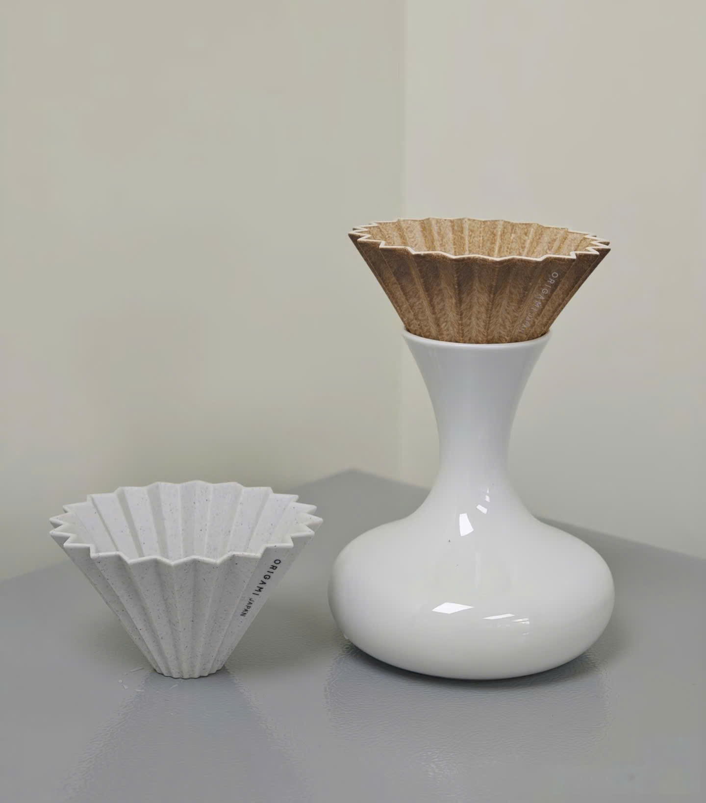 Phễu Origami Rinko EC Limited đặt trên bình server sứ trắng Origami cùng một phễu Origami màu trắng