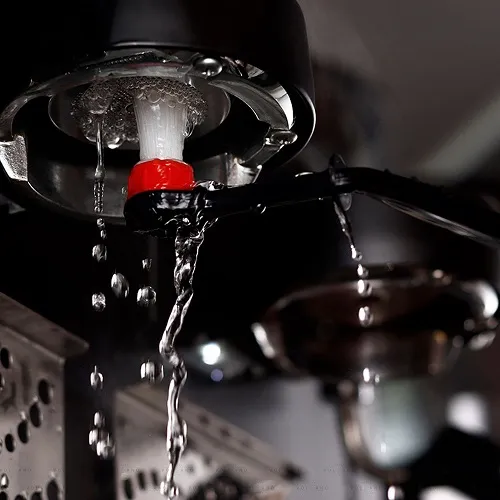 Xả nước nóng qua đầu group máy pha espresso khi vệ sinh bằng cọ VCN9046