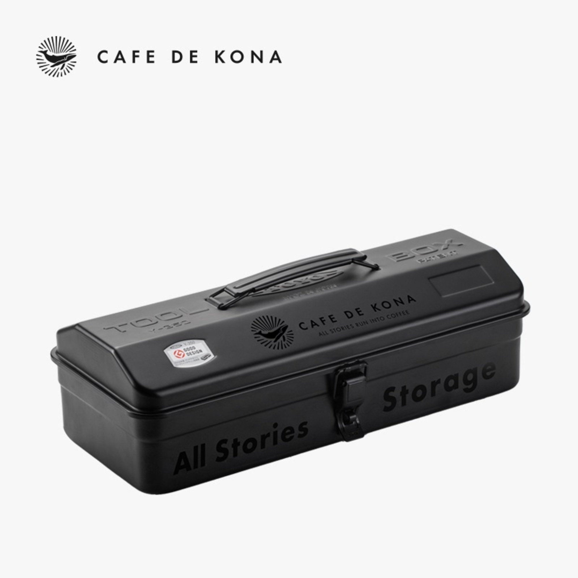 Hộp sắt CAFE DE KONA đặt ngoài trời trên bàn gỗ cùng bộ dụng cụ pha cà phê