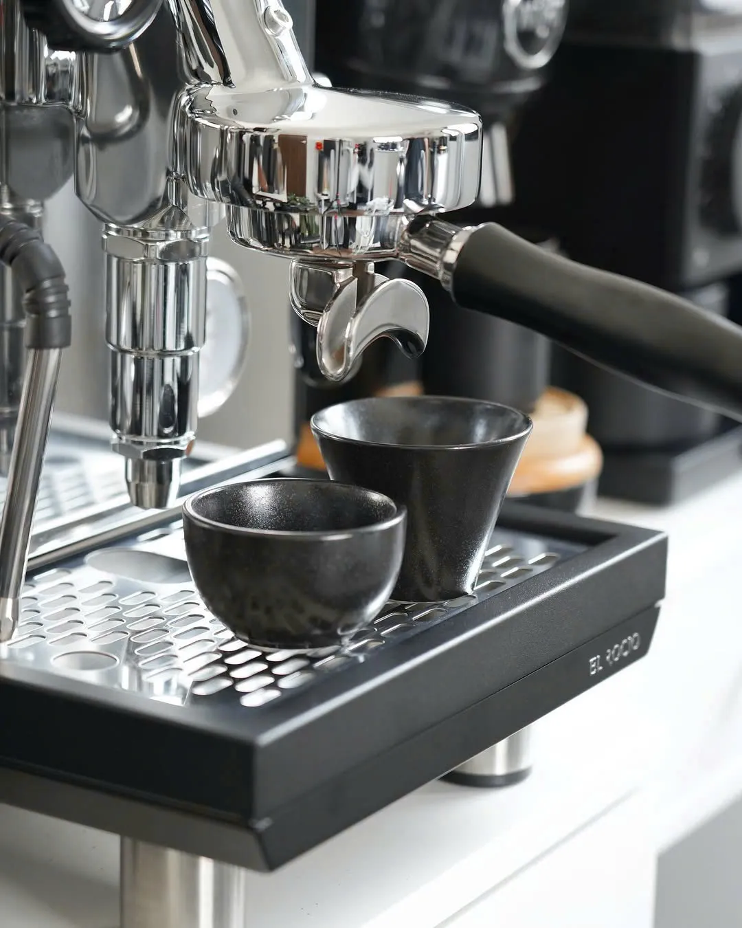 Chiết espresso trực tiếp vào ly sứ Origami Sensory Espresso Cup trên máy