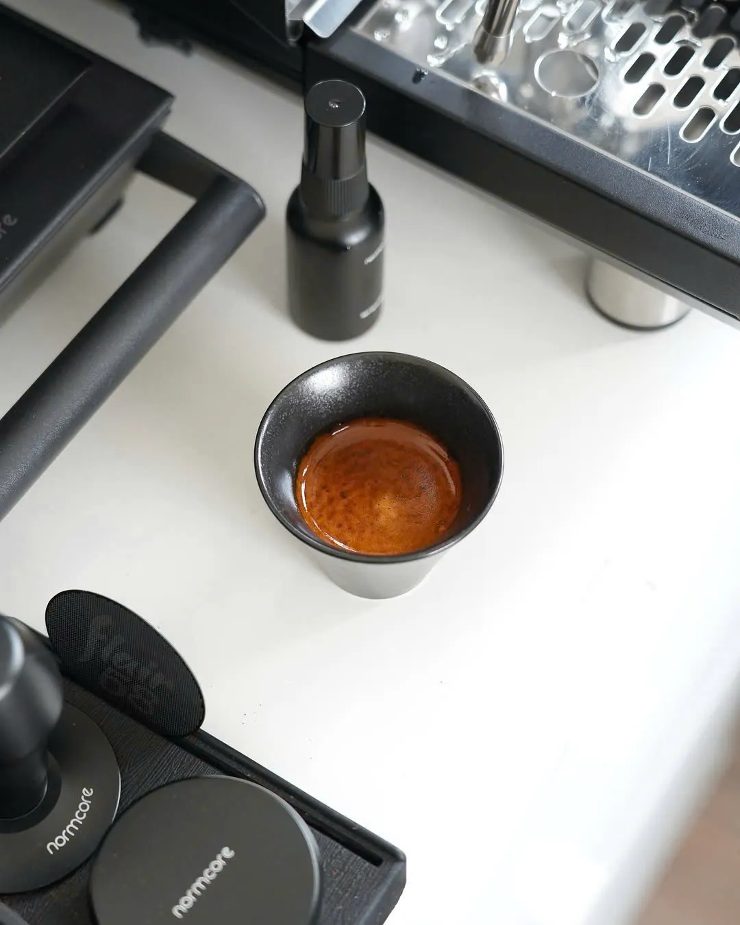 Espresso với lớp crema trong ly sứ Origami Sensory Espresso Cup đen nhám