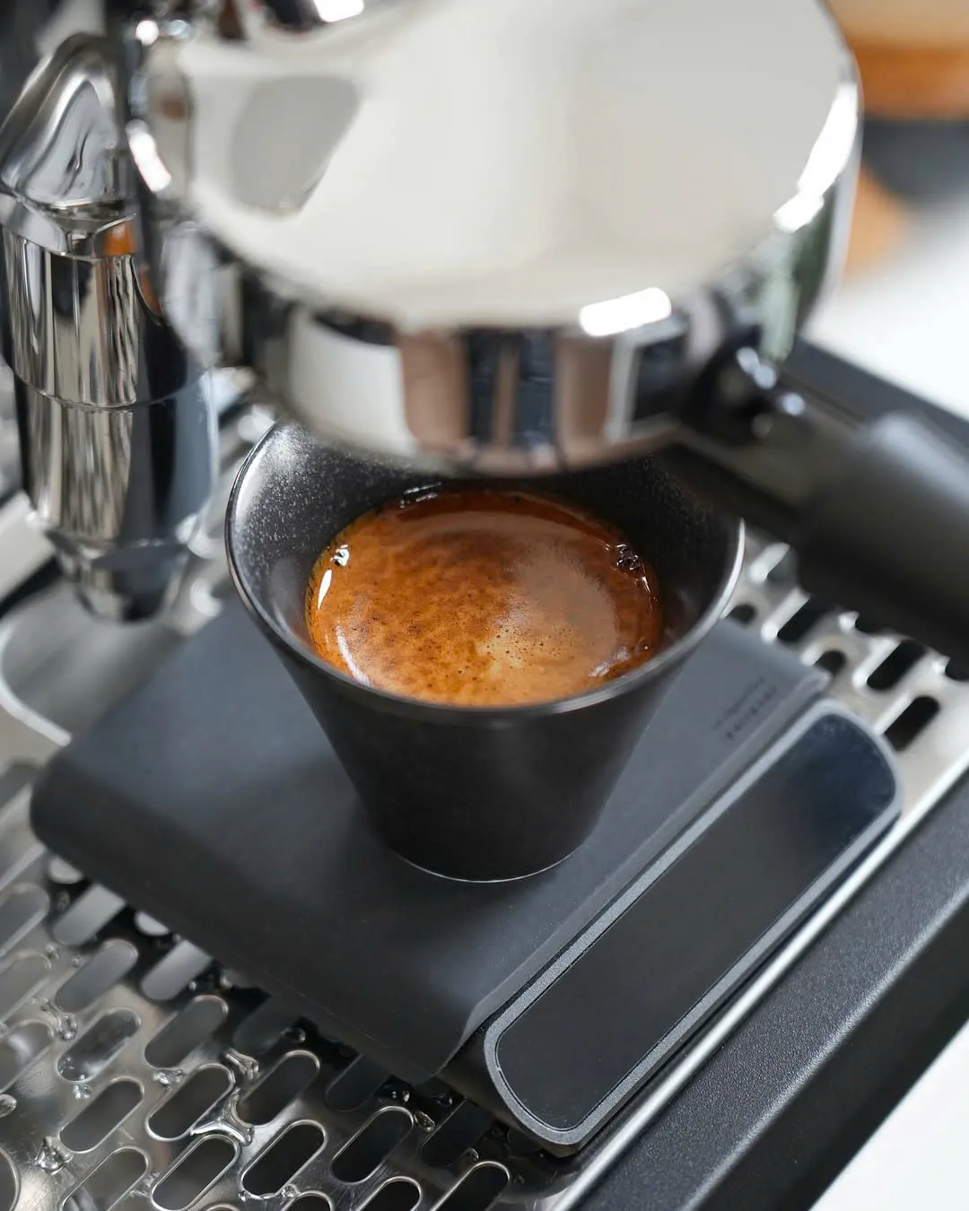 Espresso chiết trực tiếp vào ly sứ Origami Sensory Espresso Cup dáng Narrow