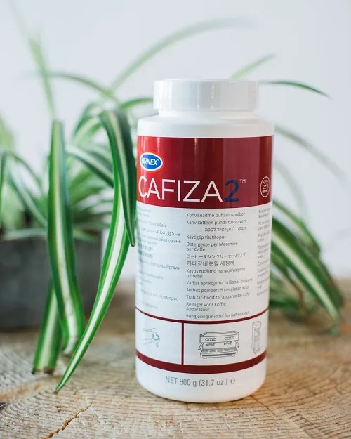 Bột Cafiza 2 dạng bột trắng mịn đổ ra thành lớp trên nền tối
