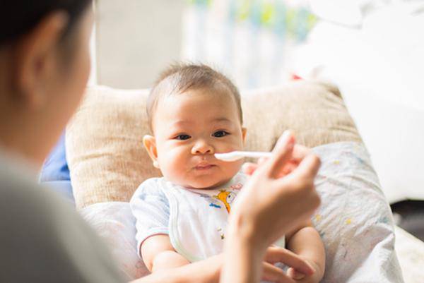 BÉ BAO NHIÊU THÁNG MƠI ĂN ĐƯỢC YẾN SÀO ?  VÀ ĂN BAO NHIÊU HŨ TRONG NGÀY LÀ TỐT ?