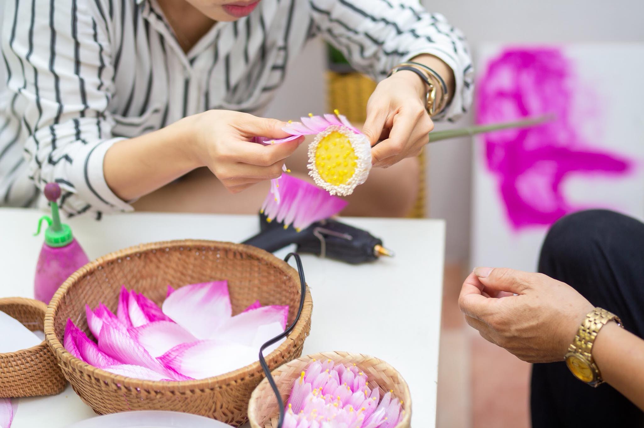 WORKSHOP TRẢI NGHIỆM LÀM HOA SEN LỤA CÙNG NGHỆ NHÂN HOA LỤA NGUYỄN VĂN ĐỨC WORKSHOP TRẢI NGHIỆM LÀM HOA SEN LỤA CÙNG NGHỆ NHÂN HOA LỤA NGUYỄN VĂN ĐỨC