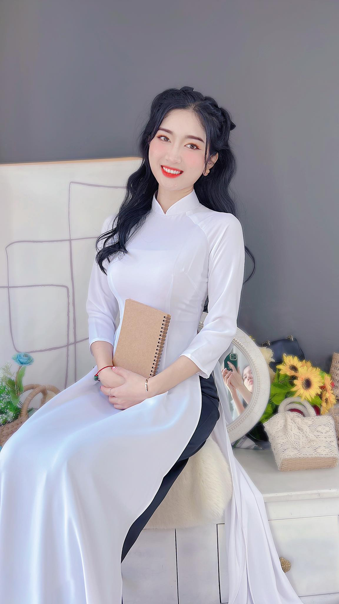 Áo dài trắng chụp kỷ yếu