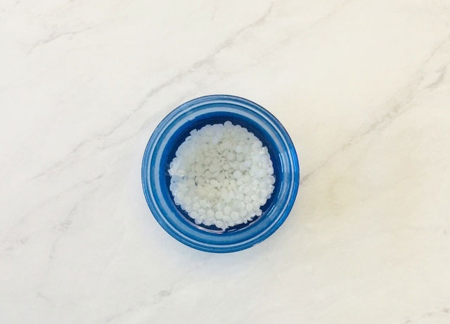 %Mỹ Phẩm Mộc AN% 4 Bước 1: Đun chảy hỗn hợp sáp + dầu nền bằng hấp cách thủy hoặc lò vi sóng
