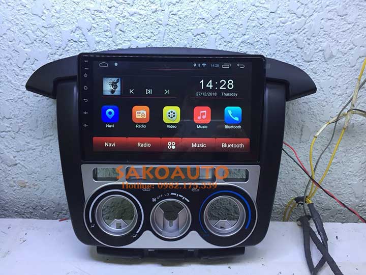 giá màn hình xe innova