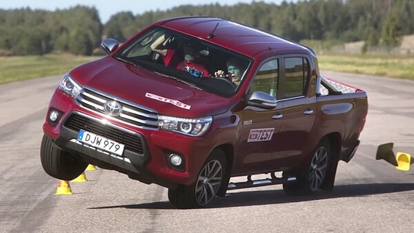 [Video] Toyota Hilux “suýt” bị lật trong bài test tránh chướng ngại vật