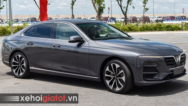 Xe Vinfast Lux A2.0 màu ghi xám