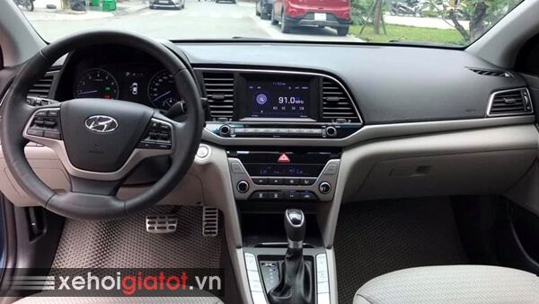 Nội thất xe Hyundai Elantra 2.0 AT 2017 cũ