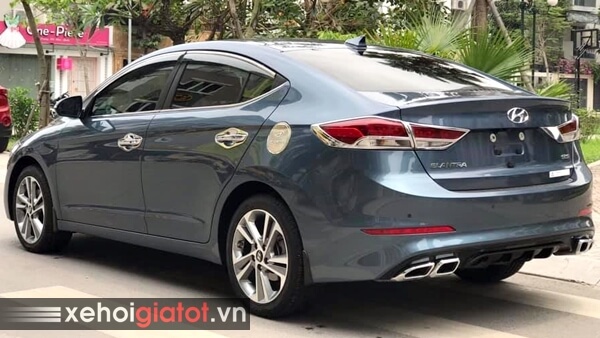 Phần đuôi xe Hyundai Elantra 2.0 AT 2017 cũ