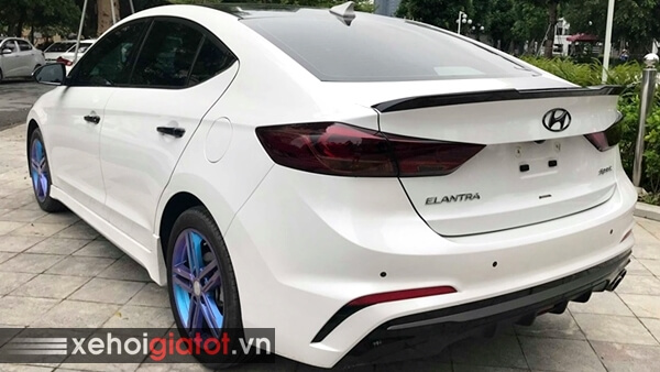 Phần đuôi xe Hyundai Elantra Sport 1.6 Turbo 2018 cũ