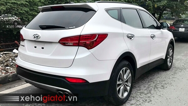 Phần đuôi xe Hyundai Santafe 2.4 AT 2014 cũ