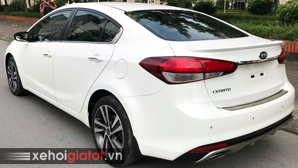 Phần đuôi xe Kia Cerato 1.6 AT 2017 cũ