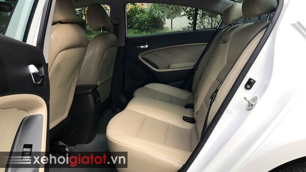 Hàng ghế sau xe Kia Cerato 1.6 AT 2017 cũ