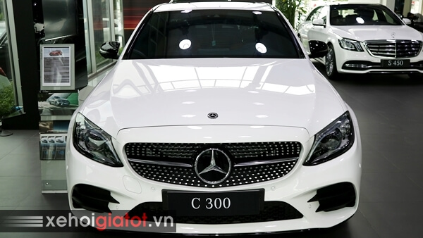 Phần đầu xe Mercedes C300 AMG