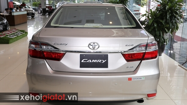 Đuôi xe Camry 2.0E