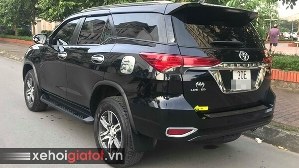 Phần đuôi xe Toyota Fortuner 2.4G MT 2017 cũ