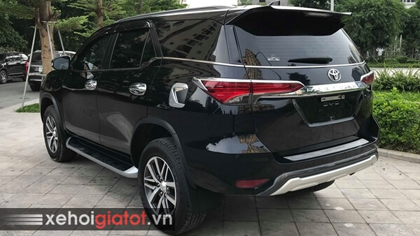 Phần đuôi xe Toyota Fortuner 2.7V AT 4x4 2017 cũ