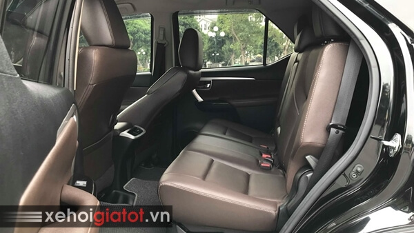 Hàng ghế thứ 2 xe Toyota Fortuner 2.7V AT 4x4 2017 cũ