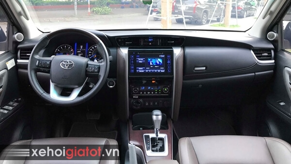 Nội thất xe Toyota Fortuner 2.7V AT 4x4 2017 cũ